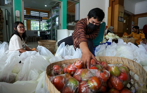 Petugas memilih dan mengemas hasil pertanian yang diperuntukkan untuk ASN Pemprov Jateng