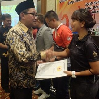 Sekda Kota Semarang Iswar Aminuddin ikut menyerahkan tali asih dari KONI Kota Semarang kepada pelatih cabang olahraga yang berprestasi, Jumat (14/10)