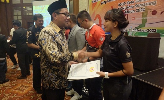 Sekda Kota Semarang Iswar Aminuddin ikut menyerahkan tali asih dari KONI Kota Semarang kepada pelatih cabang olahraga yang berprestasi, Jumat (14/10)