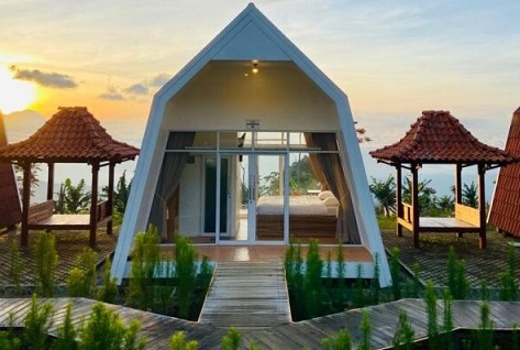 PENGINAPAN. Silancur Highland Glamping Magelang menyediakan penginapan dengan gazebo untuk bersantai di luar ruang