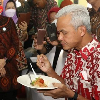 SPEGHETTI SINGKONG. Gubernur Jawa Tengah Ganjar Pranowo mencicipi spaghetti yang dibuat dari olahan tepung singkong saat menghadiri Festival Pangan Lokal Jawa Tengah di Asrama Haji Donohudan, Boyolali, Rabu (19/10/2022)
