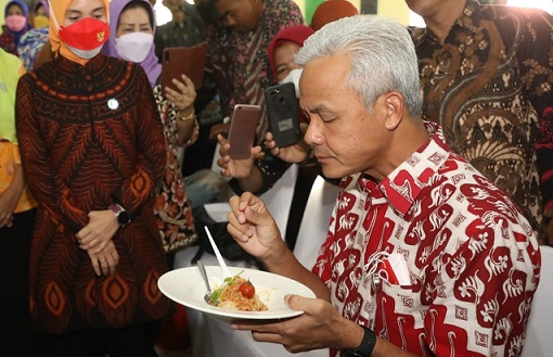 SPEGHETTI SINGKONG. Gubernur Jawa Tengah Ganjar Pranowo mencicipi spaghetti yang dibuat dari olahan tepung singkong saat menghadiri Festival Pangan Lokal Jawa Tengah di Asrama Haji Donohudan, Boyolali, Rabu (19/10/2022)