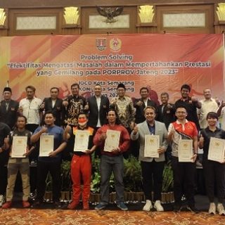 Ketua KONI Kota Semarang, Arnaz Agung Andrarasmara, berfoto bersama Sekda Kota Semarang, Iswar Aminuddin, dan pengurus KONI serta para pelatih yang mendapatkan tali asih