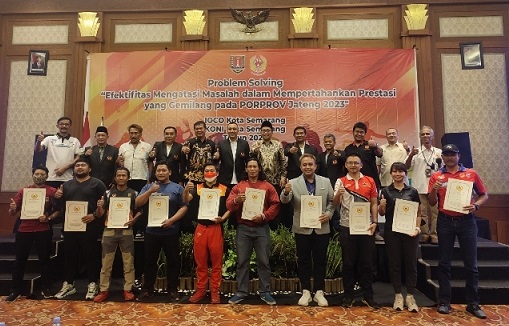 Ketua KONI Kota Semarang, Arnaz Agung Andrarasmara, berfoto bersama Sekda Kota Semarang, Iswar Aminuddin, dan pengurus KONI serta para pelatih yang mendapatkan tali asih