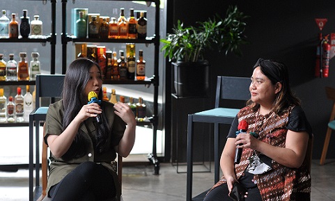 Oktaviani Handoko (kiri), bersama Myrna Soeryo (kanan) saat memberikan keterangan kepada wartawan.