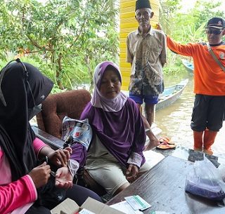 Warga Cilacap yang menjadi korban banjir memeriksakan diri dan berobat setelah sempat mengungsi. Saat ini kondisi banjir Cilacap sudah mulai surut