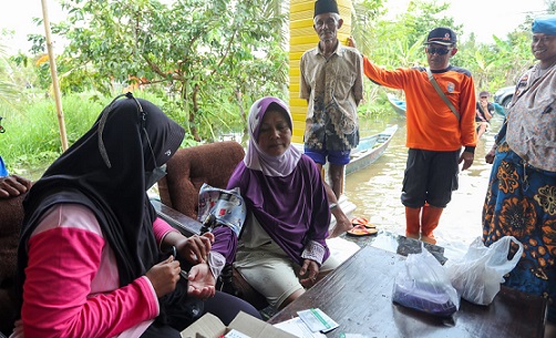 Warga Cilacap yang menjadi korban banjir memeriksakan diri dan berobat setelah sempat mengungsi. Saat ini kondisi banjir Cilacap sudah mulai surut