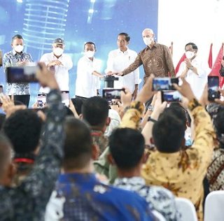 Presiden Joko Widodo (Jokowi) melakukan groundbreaking pabrik Wavin di Grand Batang City atau Kawasan Industri Terpadu Batang (KITB), Senin (3/10/2022)