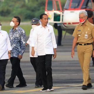 Gubernur Jateng Ganjar Pranowo mendampingi Presiden Joko Widodo yang melakukan groundbreaking pabrik Wavin di Grand Batang City atau Kawasan Industri Terpadu Batang (KITB), Senin (3/10/2022)
