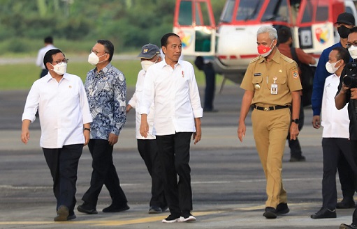 Gubernur Jateng Ganjar Pranowo mendampingi Presiden Joko Widodo yang melakukan groundbreaking pabrik Wavin di Grand Batang City atau Kawasan Industri Terpadu Batang (KITB), Senin (3/10/2022)