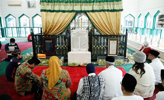 Gubernur Jateng Ganjar Pranowo dan istri serta rombongan melakukan ziarah ke makam ulama terkenal Kalimantan Selatan, Syekh Muhammad Arsyad Al-Banjari, Selasa (11/10)