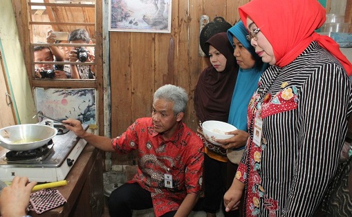 Gubernur Ganjar Pranowo melihat pemanfaatan energi baru terbarukan oleh masyarakat Jawa Tengah