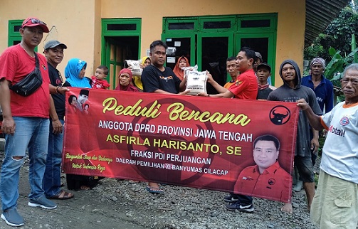 Warga Desa Wlahar Banyumas korban bencana tanah longsor menerima bantuan beras dari anggota DPRD Jateng Fraksi PDI Perjuangan, Asfirla Harisanto, yang diserahkan melalui Relawan Sosial Asfirla Banyumas (Rela Saba), Minggu (30/10)