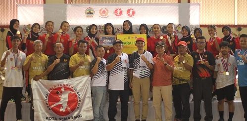 Tim bola tangan putri Kota Semarang berpose bersama usai juara Pra-Porprov, dan tim finalis putra putri melakukan selebrasi. Foto by : ABTI