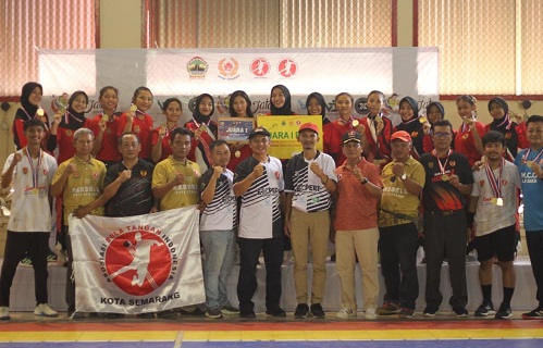 Tim bola tangan putri Kota Semarang berpose bersama usai juara Pra-Porprov, dan tim finalis putra putri melakukan selebrasi. Foto by : ABTI
