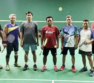 Para pemain bulutangkis Siwo PWI Jateng ketika latihan bareng dengan karyawan PT Djarum, di lapangan bulutangkis PT Djarum Pandean Lamper Semarang, Selasa (1/11/2022).