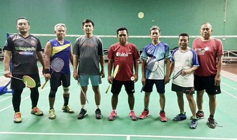 Para pemain bulutangkis Siwo PWI Jateng ketika latihan bareng dengan karyawan PT Djarum, di lapangan bulutangkis PT Djarum Pandean Lamper Semarang, Selasa (1/11/2022).