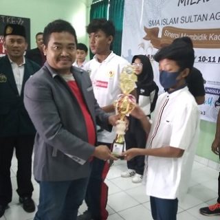 Ketua Pengkot Percasi Semarang Didik Saktiaji SKom  disaksikan Kepala Sekolah SMA Islam Sultan Agung 3 Semarang Tarno SPd MSi menyerahkan piala kepada juara pertama catur simultan, Widya Laksmana, siswa SMP Al Azhar.