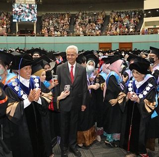 Gubernur Jawa Tengah, Ganjar Pranowo, hadir dan memberikan sambutan di acara Dies Natalis ke-56 dan wisuda mahasiswa Universitas Pancasila Jakarta, di Jakarta Conventional Center Selasa (1/11) pagi