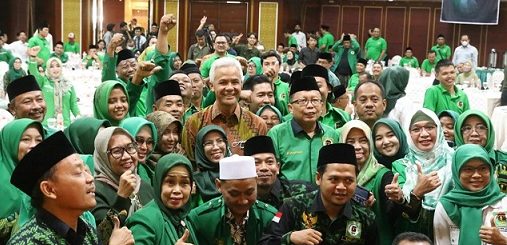 Gubernur Jateng Ganjar Pranowo hadir dan foto bersama dengan peserta Rapat Pimpinan Wilayah, PPP Jawa Tengah, di Hotel Arkenso, Semarang, Minggu (27/11)