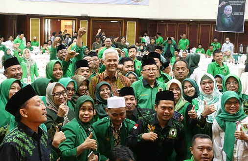 Gubernur Jateng Ganjar Pranowo hadir dan foto bersama dengan peserta Rapat Pimpinan Wilayah, PPP Jawa Tengah, di Hotel Arkenso, Semarang, Minggu (27/11)