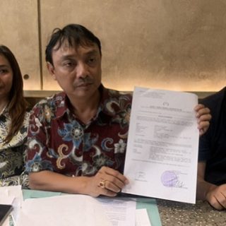 Korban penganiayaan dan ibunya, didampingi kuasa hukumnya, Dio Hermansyah