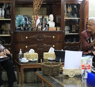Duta Besar Indonesia untuk Perancis, Mohamad Oemar, menemui Gubernur Jawa Tengah, Ganjar Pranowo, di rumah dinasnya, Senin (14/11). Pertemuan itu antara lain membahas ekspor UMKM dan progres investor dari Perancis