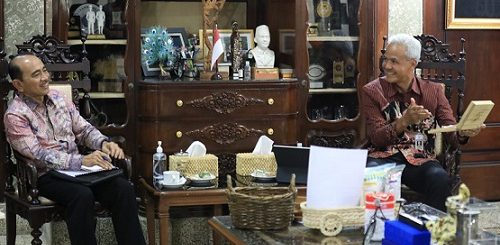 Duta Besar Indonesia untuk Perancis, Mohamad Oemar, menemui Gubernur Jawa Tengah, Ganjar Pranowo, di rumah dinasnya, Senin (14/11). Pertemuan itu antara lain membahas ekspor UMKM dan progres investor dari Perancis