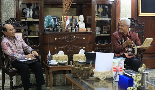 Duta Besar Indonesia untuk Perancis, Mohamad Oemar, menemui Gubernur Jawa Tengah, Ganjar Pranowo, di rumah dinasnya, Senin (14/11). Pertemuan itu antara lain membahas ekspor UMKM dan progres investor dari Perancis