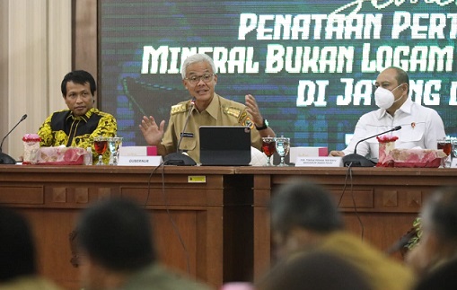 Gubernur Jawa Tengah, Ganjar Pranowo hadir di acara Seminar Penataan Pertambangan Mineral Bukan Logam dan Batuan (MBLB) di Jateng dan DIY, di Gedung Gradhika Bhakti Pradja, Pemprov Jateng, Senin (28/11)