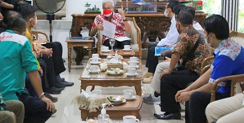 Perwakilan buruh se Jawa Tengah mendatangi Gubernur Ganjar Pranowo, terkait penetapan Upah Minimum Provinsi Tahun 2023, di Puri Gedeh, Jumat (4/11)
