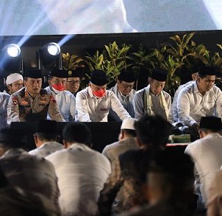 DOA BERSAMA. Polda Jateng menggelar acara Doa Bersama untuk Negeri dan Polri di Halaman Mapolda Jateng, Kamis (10/10/2022) malam. Hadir pada kegiatan itu Gubernur Ganjar Pranowo, Wagub Taj Yasin Maimoen, Kapolda Jaten, Irjen Pol Ahmad Luthfi, Pangdam IV/Diponegoro, Ketua MUI Jateng, para ulama dan tokoh lintas agama serta anggota Polri di wilayah hukum Polda Jateng