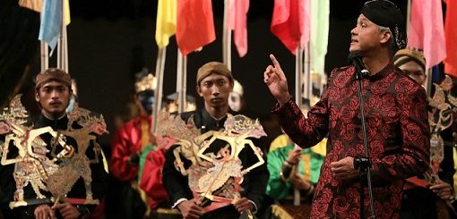 Gubernur Jateng Ganjar Pranowo hadir dan memberi sambutan pada Peringatan Hari Wayang Dunia (HWD) ke VIII di Pendopo Ageng ISI Surakarta, Jumat (4/11) malam