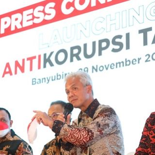 Gubernur Jateng, Ganjar Pranowo, menghadiri peluncuran Desa Antikorupsi tahun 2022, di Desa Banyubiru, Kabupaten Semarang, Selasa (29/11)