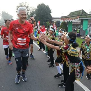 Gubernur Jawa Tengah, Ganjar Pranowo, ikut lari pada Borobudur Marathon kategori Tilik Candi bersama 4.552 peserta dari berbagai daerah di Indonesia, Minggu (13/11)