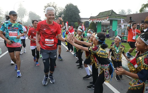 Gubernur Jawa Tengah, Ganjar Pranowo, ikut lari pada Borobudur Marathon kategori Tilik Candi bersama 4.552 peserta dari berbagai daerah di Indonesia, Minggu (13/11)