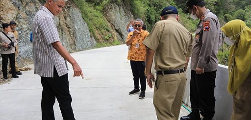 Gubernur Jawa Tengah, Ganjar Pranowo, mengecek hasil pengerjaan jalan dari bantuan keuangan provinsi di Desa Karanggayam, Ruas Jalan Lokidang, perbatasan Kebumen-Banjarnegara, Selasa (14/11)