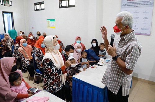 Gubernur Jawa Tengah Ganjar Pranowo, berdialog dengan Salamah saat meninjau program penanganan stunting di Puskesmas Kebumen II, Selasa (15/11)
