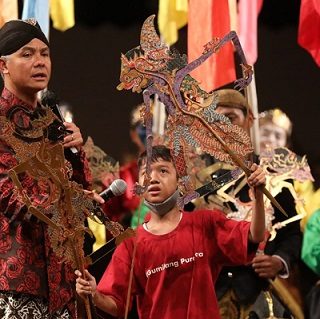 Gubernur Jateng Ganjar Pranowo menghadiri peringatan Hari Wayang Dunia VIII di Pendopo Ageng ISI Surakarta, Jumat (4/11). Ganjar meminta dalang cilik Danendra Kidung Sindhutama ndalang di depannya dan memberinya hadiah handphone