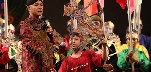 Gubernur Jateng Ganjar Pranowo menghadiri peringatan Hari Wayang Dunia VIII di Pendopo Ageng ISI Surakarta, Jumat (4/11). Ganjar meminta dalang cilik Danendra Kidung Sindhutama ndalang di depannya dan memberinya hadiah handphone