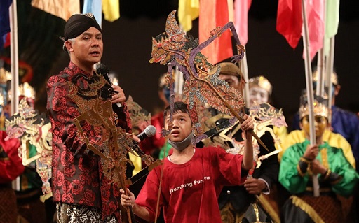 Gubernur Jateng Ganjar Pranowo menghadiri peringatan Hari Wayang Dunia VIII di Pendopo Ageng ISI Surakarta, Jumat (4/11). Ganjar meminta dalang cilik Danendra Kidung Sindhutama ndalang di depannya dan memberinya hadiah handphone