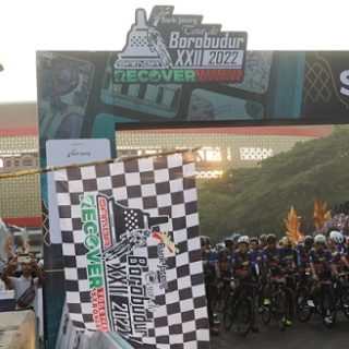 Gubernur Jawa Tengah Ganjar Pranowo mengibarkan bendera start dan menyemangati para atlet sepeda pada gelaran Tour de Borobudur hari pertama di titik start Stadion Mahanan, Solo, Sabtu (5/11)