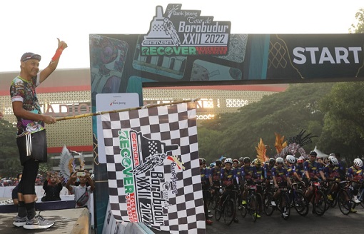 Gubernur Jawa Tengah Ganjar Pranowo mengibarkan bendera start dan menyemangati para atlet sepeda pada gelaran Tour de Borobudur hari pertama di titik start Stadion Mahanan, Solo, Sabtu (5/11)