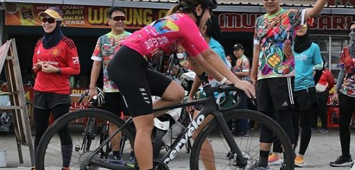 Gubernur Jateng Ganjar Pranowo memberi semangat peserta Tour de Borobudur hari pertama dengan start Stadion Mahanan, Solo, Sabtu (5/11). Ganjar Pranowo juga siap menyambut race hari kedua yang akan diikutinya, Minggu (6/11) esok  