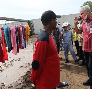 Gubernur Jawa Tengah, Ganjar Pranowo, berdialog dengan warga Kelurahan Mangkang Wetan yang terkena banjir dari luapan Kali Beringin, Semarang, Selasa (8/11)