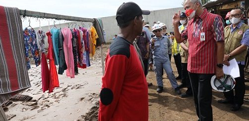 Gubernur Jawa Tengah, Ganjar Pranowo, berdialog dengan warga Kelurahan Mangkang Wetan yang terkena banjir dari luapan Kali Beringin, Semarang, Selasa (8/11)