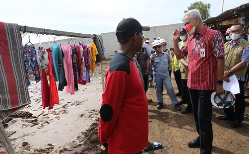 Gubernur Jawa Tengah, Ganjar Pranowo, berdialog dengan warga Kelurahan Mangkang Wetan yang terkena banjir dari luapan Kali Beringin, Semarang, Selasa (8/11)