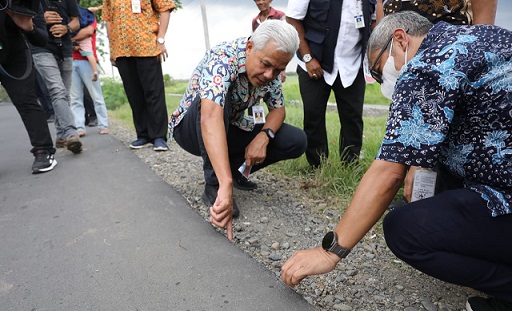 Gubernur Jawa Tengah, Ganjar Pranowo melakukan pengecekan secara langsung pembangunan jalan provinsi ruas Pabatan-Rengaspandawa, Rabu (2/11)