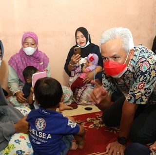 Gubernur Jawa Tengah, Ganjar Pranowo, mengunjungi dan menengok kegiatan kegiatan Posyandu di Desa Larangan, Kabupaten Brebes, Rabu (2/11). Desa tersebut memiliki program Dahsyat (Dapur Sehat Atasi Stunting) dalam penanganan kasus stunting
