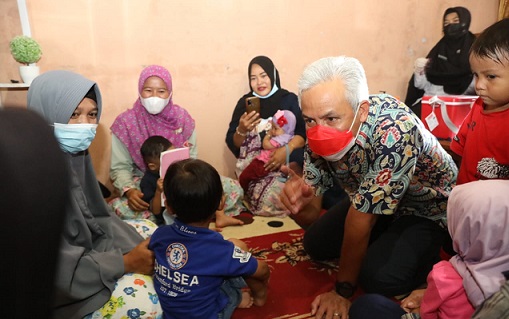 Gubernur Jawa Tengah, Ganjar Pranowo, mengunjungi dan menengok kegiatan kegiatan Posyandu di Desa Larangan, Kabupaten Brebes, Rabu (2/11). Desa tersebut memiliki program Dahsyat (Dapur Sehat Atasi Stunting) dalam penanganan kasus stunting